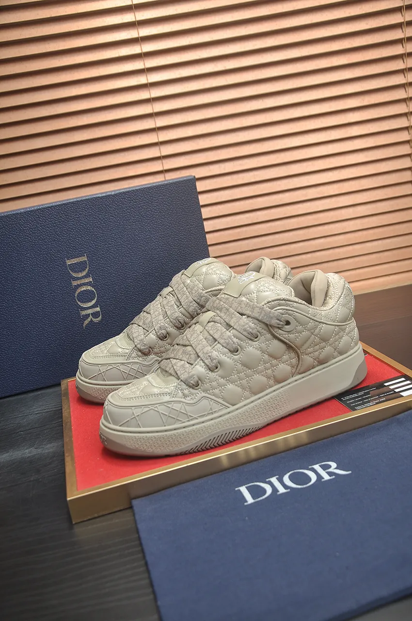 Men's men's shoes 💰: 800💶 (top original order) Brand: Dior (Dior) Standard code: Men's code 39-44 (45 customized) Grade: Same as the official website Material: Top original cowhide stitched together Original wear-resistant and lightweight outsole Style category: Fashionable casual shoes Distinguished luxury brand elements top luxury Color: Actual picture color